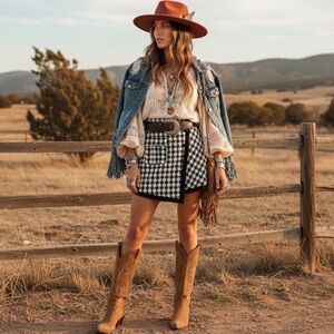 Ledin  Houndstooth mini skirt black & white shorts underneath in sise small NWT